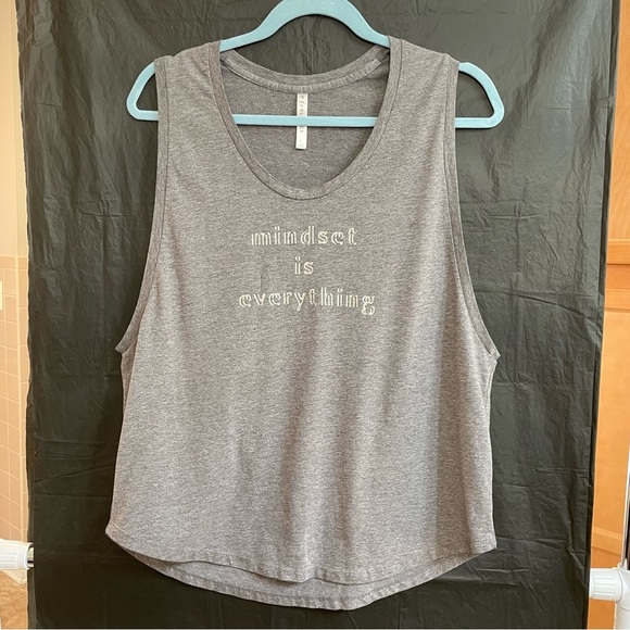 Fabletics Women’s Large Gray Crop Muscle Tee Relaxed Fit Graphic Athletic - Picture 1 of 4